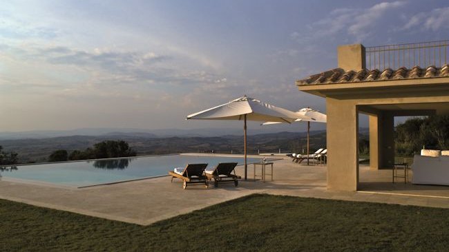 Alti-Poggi-exterior-view-infinity-pool_bu